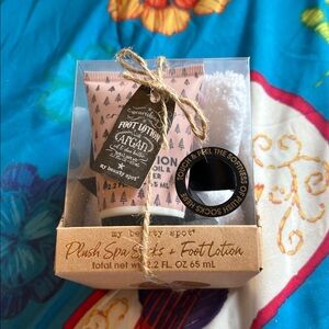 NWT My Beauty Spot Plush Spa Socks + Foot Lotion -cranberry frosting/white socks